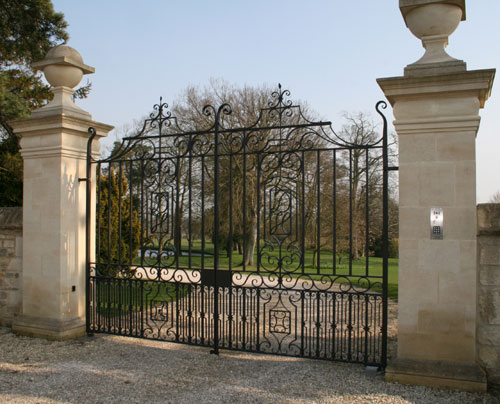 Automatic electric driveway gates